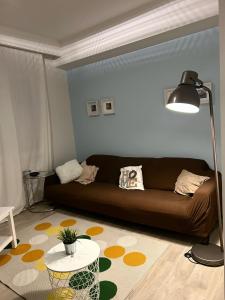 salon z brązową kanapą i stołem w obiekcie Casa di Ily w Rawennie +33 zdjęcia