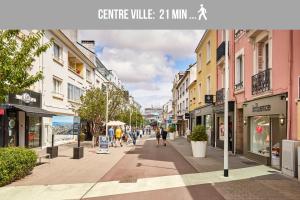 Una calle en una ciudad con gente caminando por la calle en Le Paul - Gare - Calme - Jardin, en Saint-Nazaire