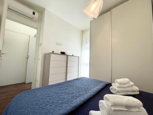um quarto com uma cama com toalhas em Vicina al mare con grande giardino - Appartamento Tulipano em Rimini
