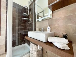 uma casa de banho com um lavatório branco e uma banheira em Vicina al mare con grande giardino - Appartamento Tulipano em Rimini