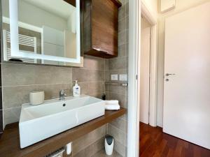 um banheiro com uma pia branca e um espelho em Vicina al mare con grande giardino - Appartamento Tulipano em Rimini mais 9 fotografias