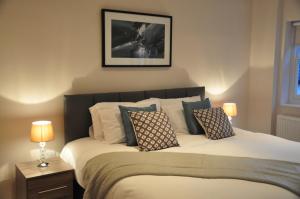 Un dormitorio con una cama grande con almohadas. en Andover Apartments, en Andover