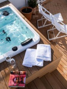 een jacuzzi met een stoel en een handdoek bij Magno Apartments Almansa in Sevilla