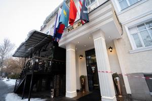 アルマトイにあるMildom Hotelの旗本付きの建物