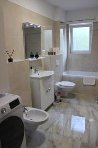 Ένα μπάνιο στο Cozy One-Bedroom Apartments Suceava