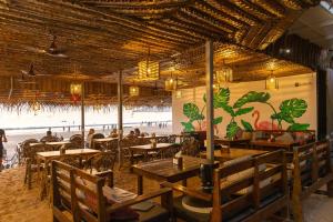 Restoran atau tempat lain untuk makan di Royal Touch Beach Huts +37 gambar