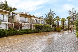 una calle vacía delante de una casa en Sunny Villa, en Tróia