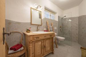 ein Badezimmer mit Waschbecken, Dusche und Toilette in der Unterkunft Nussbaum in Brixen