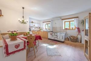 eine Küche mit Tisch und Esszimmer in der Unterkunft Nussbaum in Brixen + 12 Fotos
