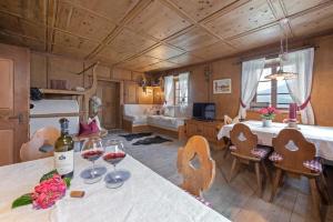 ein Zimmer mit einem Tisch mit Weingläsern und einer Couch in der Unterkunft Nussbaum in Brixen