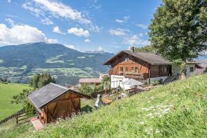 ein Haus am Hang eines Hügels in der Unterkunft Nussbaum in Brixen