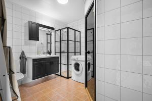 Ένα μπάνιο στο Lovely apartment with amazing view and sauna +16 φωτογραφίες