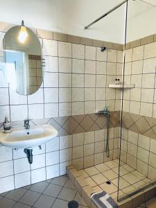 un bagno con lavandino e doccia di Iosub Houses & Studios - Cosy Seaside House in Koumbara a Tzamaria