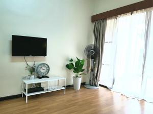 Il comprend un salon doté d'une télévision à écran plat et d'un ventilateur. dans l'établissement Kea Farm Sweet Cozy Resort Copthorne, à Brinchang
