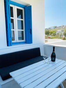 Balcone o terrazza di Iosub Houses & Studios - Cosy Seaside House in Koumbara