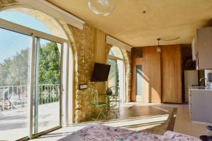 Una televisión o centro de entretenimiento en Le Sunset De Abdelle