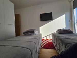 A bed or beds in a room at Apartman Nikolić