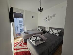 A bed or beds in a room at Apartman Nikolić