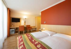 Postel nebo postele na pokoji v ubytování Ambassador Self Check-in Hotel