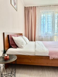 Ένα ή περισσότερα κρεβάτια σε δωμάτιο στο Apartments with a coffee machine in the city center, near a park and Zlata Plaza