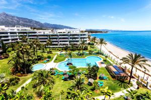 z powietrza widok na hotel i plażę w obiekcie Coral Beach Aparthotel w Marbelli