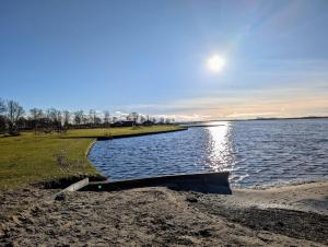 una vista di una cassa d'acqua con il sole nel cielo di Hotel Tausendschön a Südbrookmerland