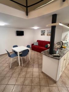 Una sala de estar con un sofá rojo y una mesa. en Il Balconcino, en Gaeta