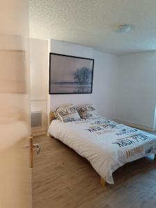 a bedroom with a large bed in a room at Appartement au centre de Bourbon in Bourbon-lʼArchambault