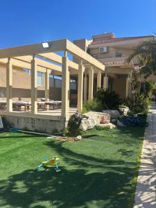 una casa con un cortile e un prato, sidx sidx di Villa, Netanya a Netanya