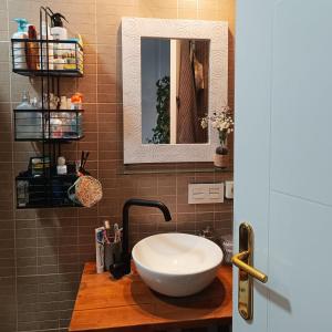 a bathroom with a sink and a mirror at La habitación de los Huéspedes in Fuengirola