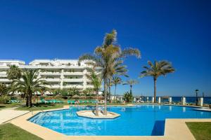 Bazén v ubytování Coral Beach Aparthotel nebo v jeho okolí