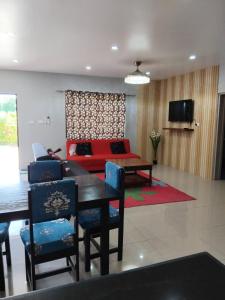 TV a/nebo společenská místnost v ubytování Hasmatullah Holiday Apartments