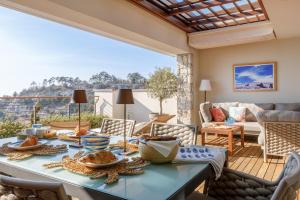 ein Wohnzimmer mit einem Tisch mit Essen drauf in der Unterkunft Portopiccolo Apartments - Telgatino nel Golfo in Sistiana