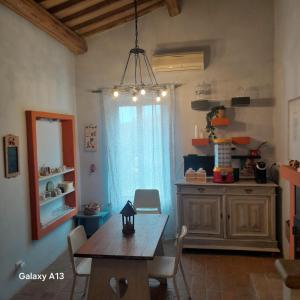 Un comedor con una mesa y una lámpara de araña. en Casa vacanza in Casale vicino Orvieto, en Ficulle