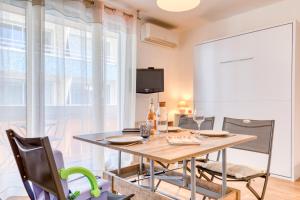 Μια τηλεόραση ή/και κέντρο ψυχαγωγίας στο Accès Direct Plage, Vue Mer, Wifi