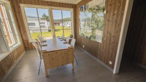 a dining room with a wooden table and chairs at Campinghytter ved Jotunheimen in Randsverk