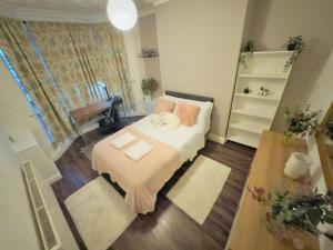 Habitación pequeña con cama con almohadas en Room 1 Shared House, en Litherland