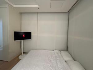 TV/trung tâm giải trí tại 3 minutes from Myeongdong Subway Station, 3 minutes walk from Seoul Station, Creator's House, Panoramic City View, Clean Accommodation