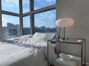 Giường trong phòng chung tại 3 minutes from Myeongdong Subway Station, 3 minutes walk from Seoul Station, Creator's House, Panoramic City View, Clean Accommodation
