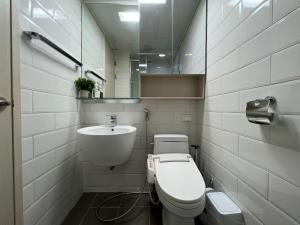 Phòng tắm tại 3 minutes from Myeongdong Subway Station, 3 minutes walk from Seoul Station, Creator's House, Panoramic City View, Clean Accommodation