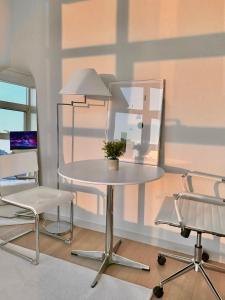 TV/trung tâm giải trí tại 3 minutes from Myeongdong Subway Station, 3 minutes walk from Seoul Station, Creator's House, Panoramic City View, Clean Accommodation