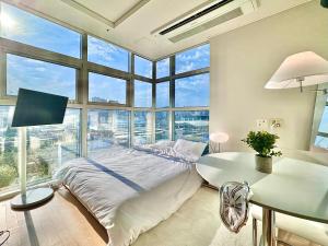 Giường trong phòng chung tại 3 minutes from Myeongdong Subway Station, 3 minutes walk from Seoul Station, Creator's House, Panoramic City View, Clean Accommodation