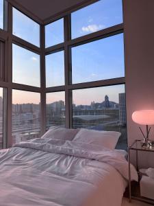 Giường trong phòng chung tại 3 minutes from Myeongdong Subway Station, 3 minutes walk from Seoul Station, Creator's House, Panoramic City View, Clean Accommodation