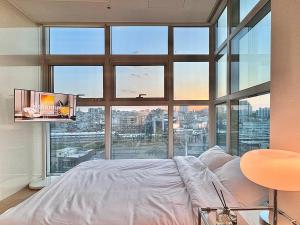 Giường trong phòng chung tại 3 minutes from Myeongdong Subway Station, 3 minutes walk from Seoul Station, Creator's House, Panoramic City View, Clean Accommodation