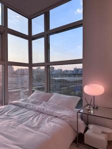 Giường trong phòng chung tại 3 minutes from Myeongdong Subway Station, 3 minutes walk from Seoul Station, Creator's House, Panoramic City View, Clean Accommodation