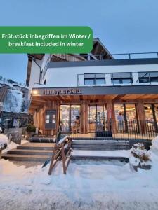 Obiekt SKILL Mountain Lodge - Ski und Bike Hostel im Sommer mit JOKER CARD zimą