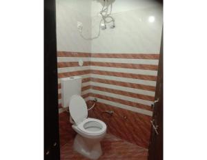 A bathroom at Ma Parvati residency, Chitrakoot