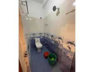 A bathroom at Ma Parvati residency, Chitrakoot