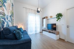 Телевизор и/или развлекательный центр в Casa Vanitosa 2 camere 2 bagni posto auto medio