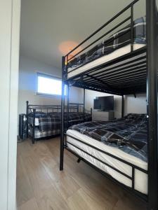 En eller flere senge i et værelse på Chalet 59 Florida Holiday Park Hemsby